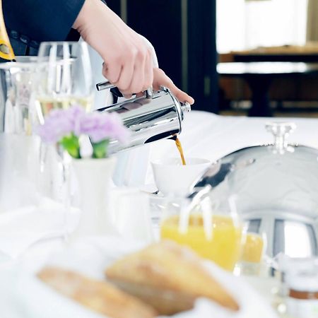 Hotel The St. Regis Astana Exteriér fotografie A server pouring orange juice