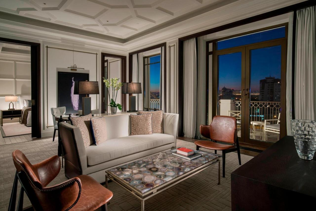 Hotel The St. Regis Astana Exteriér fotografie The living room of a suite at The St. Regis Las Vegas