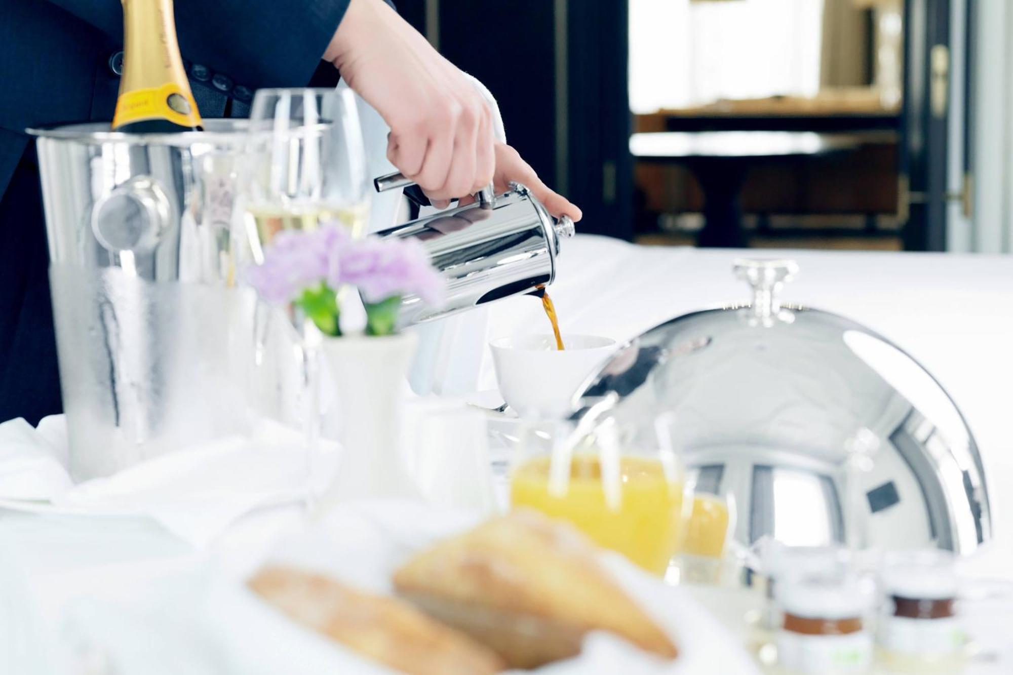 Hotel The St. Regis Astana Exteriér fotografie A server pouring orange juice