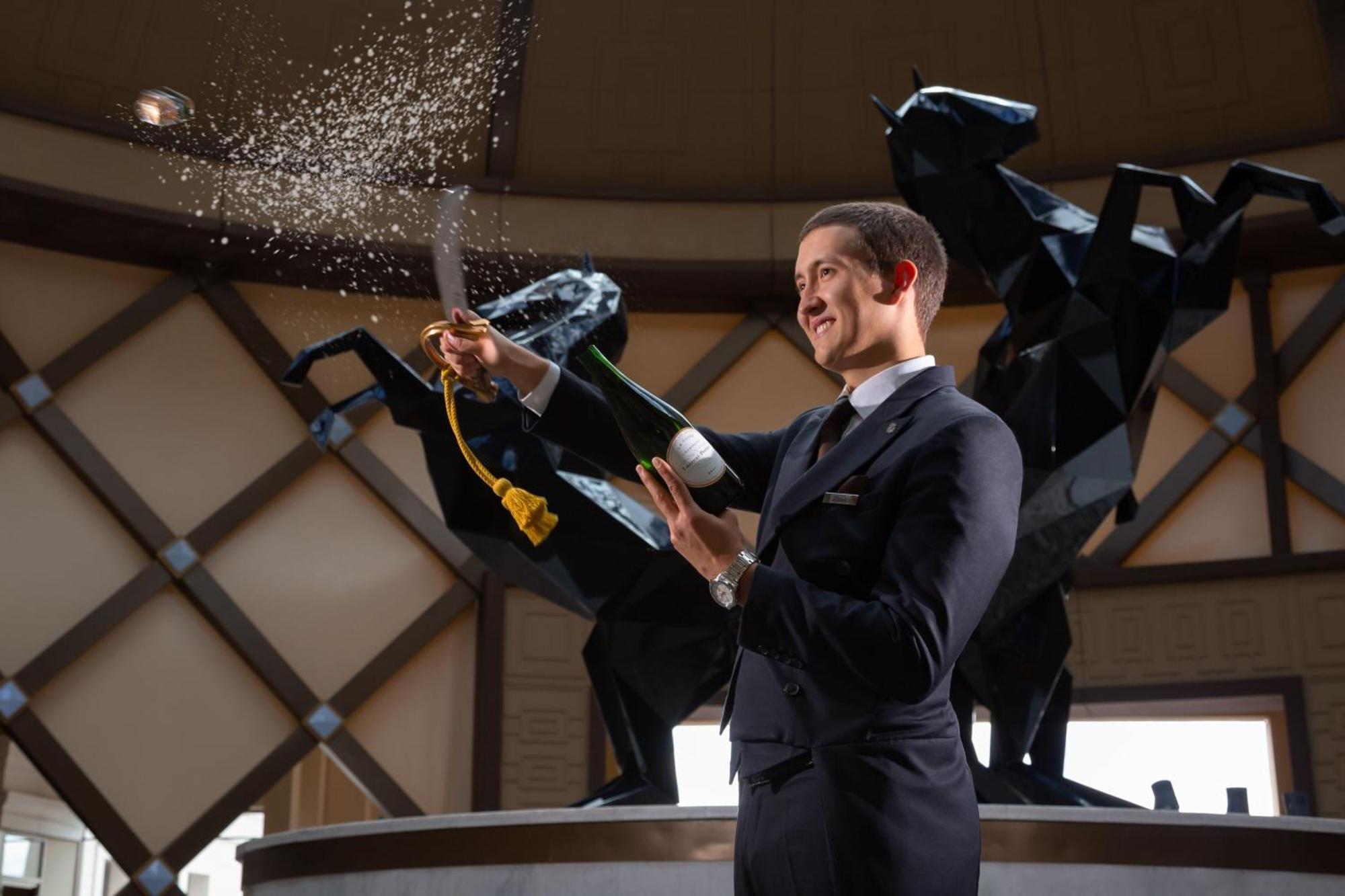 Hotel The St. Regis Astana Exteriér fotografie A butler at the Atlantis Resort, Bahamas