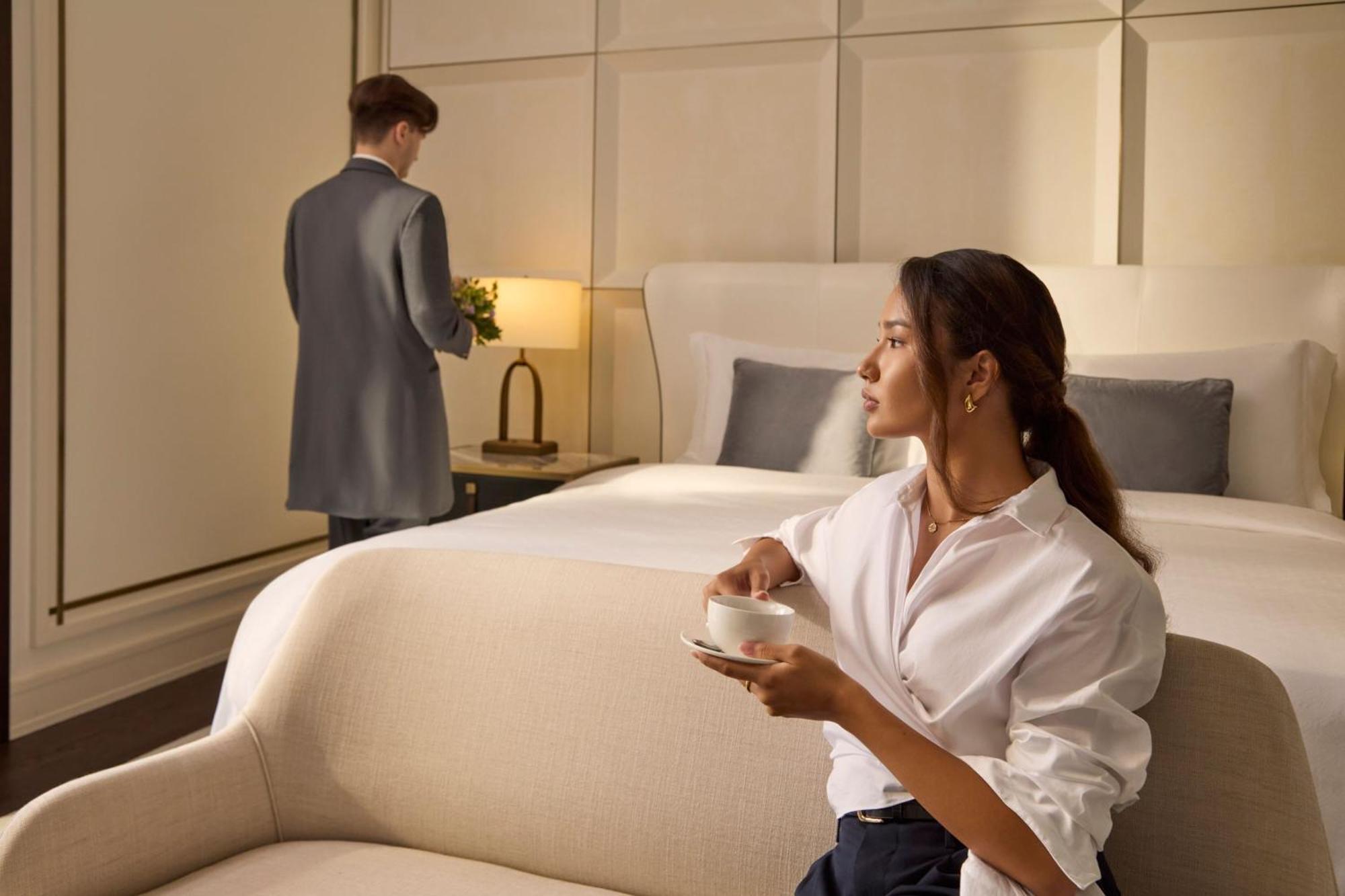 Hotel The St. Regis Astana Exteriér fotografie A guest being served by a butler