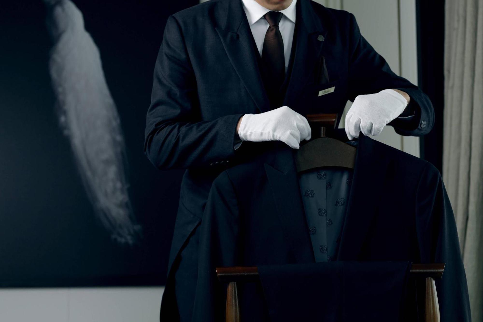 Hotel The St. Regis Astana Exteriér fotografie A butler wearing white gloves