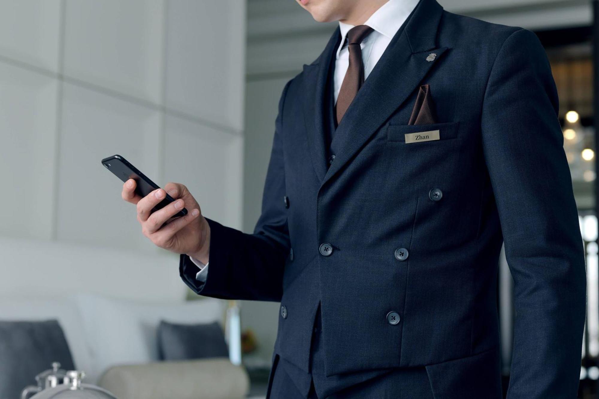 Hotel The St. Regis Astana Exteriér fotografie A concierge