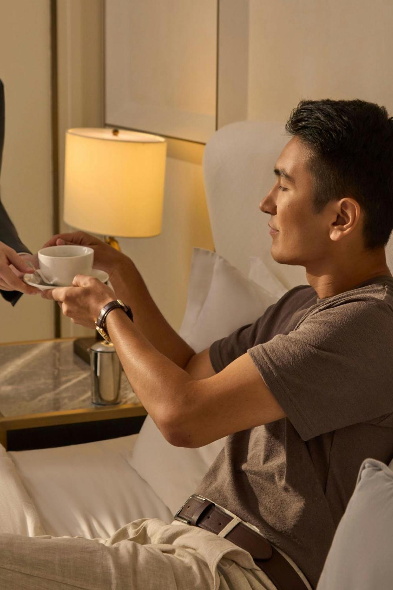 Hotel The St. Regis Astana Exteriér fotografie A guest being served coffee