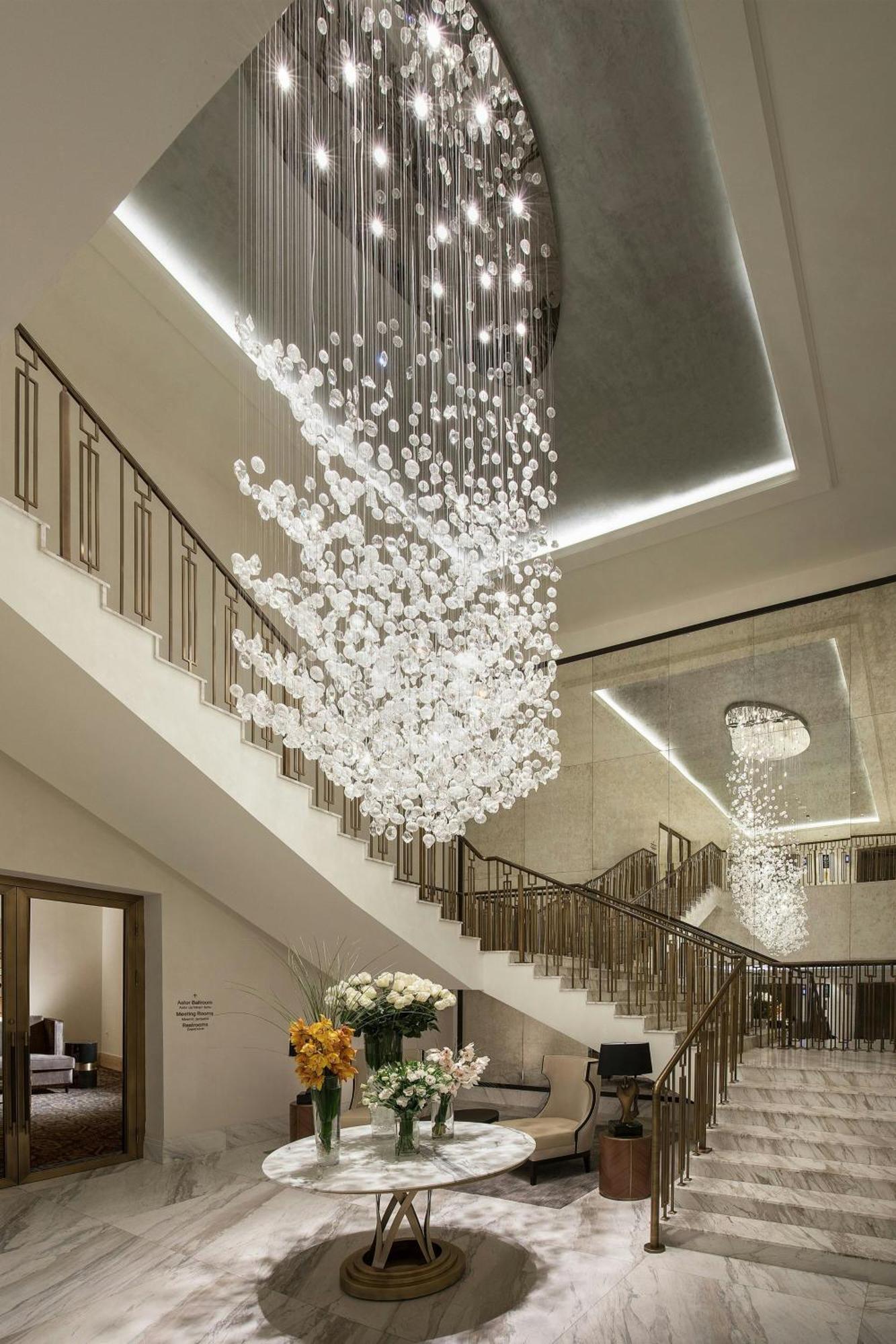 Hotel The St. Regis Astana Exteriér fotografie A chandelier
