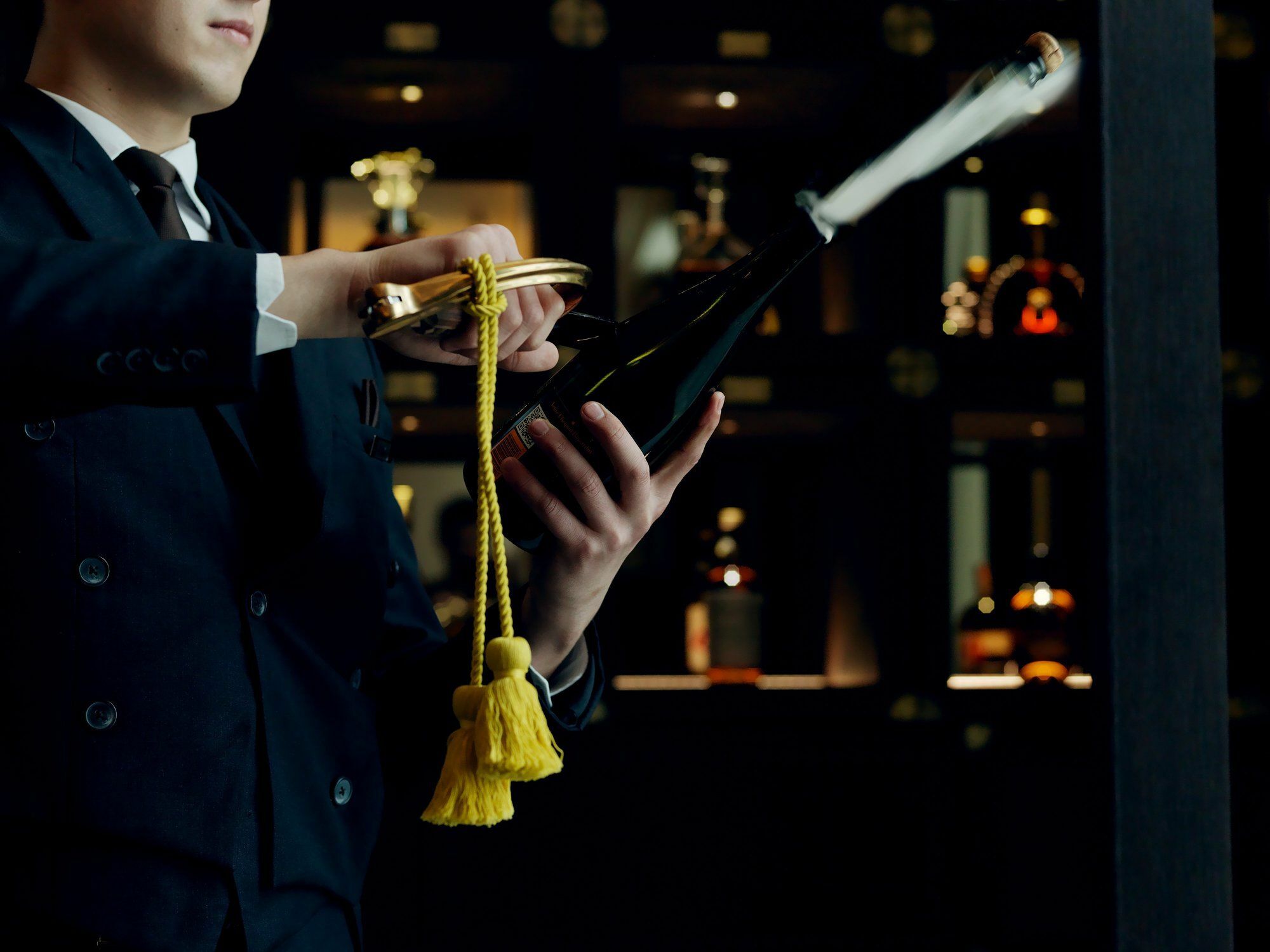 Hotel The St. Regis Astana Exteriér fotografie A wine waiter opening a bottle of wine