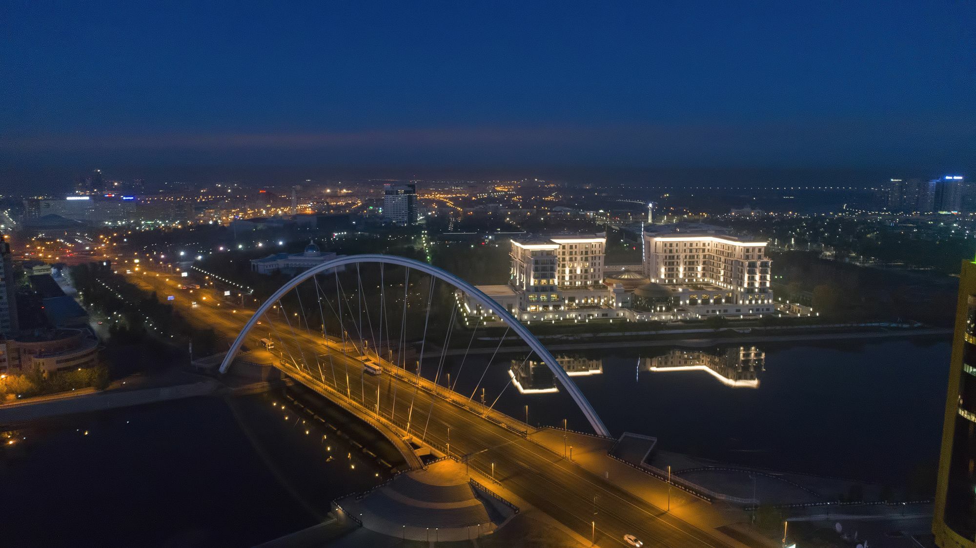 Hotel The St. Regis Astana Exteriér fotografie The bridge at night